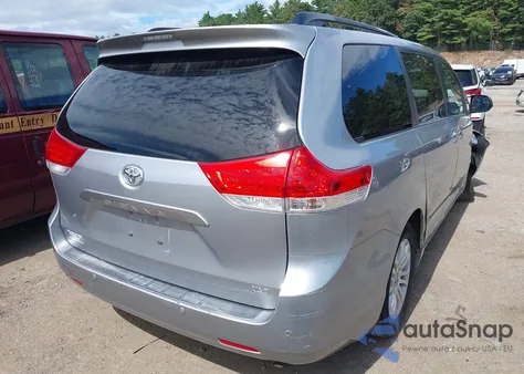 2013 Toyota Sienna Xle V6 8 Passenger z USA, uszkodzony, nr VIN 5TDYK3DC1DS346323